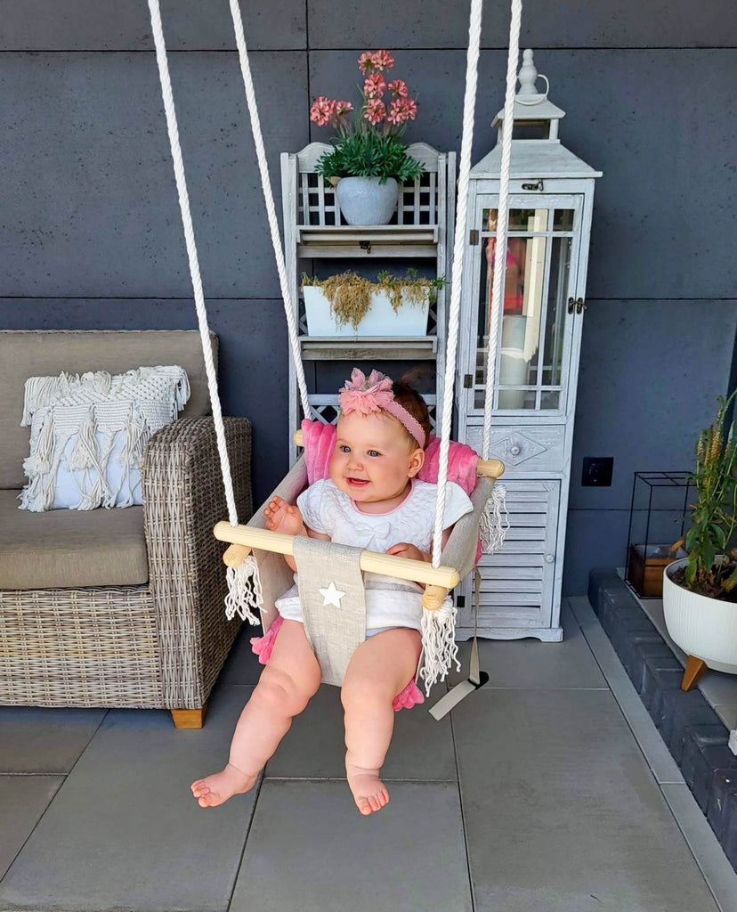 Luxe houten handgemaakte linnen babyschommel/ kinderschommel met roze kussen