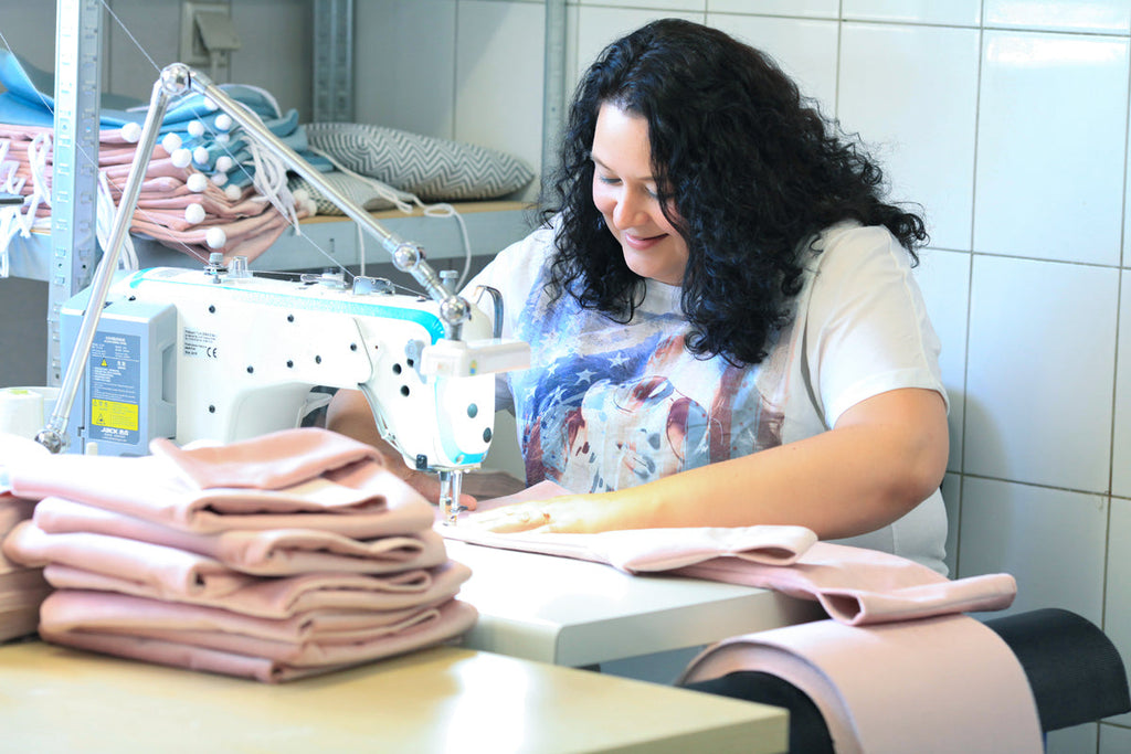 Luxe houten handgemaakte roze babyschommel/ kinderschommel met kroon vormig kussen